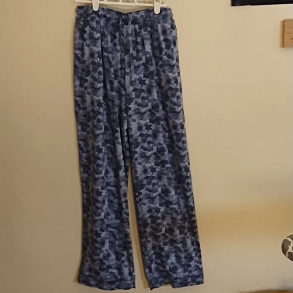 AMBRIELLE 2-PIECE WOMEN'S PAJAMAS, VERY SOFT, BLUE FLORAL PRINT. NWOT